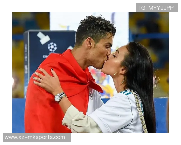 乔治娜分享与C罗及苹果CEO库克等人亲密合影引发热议